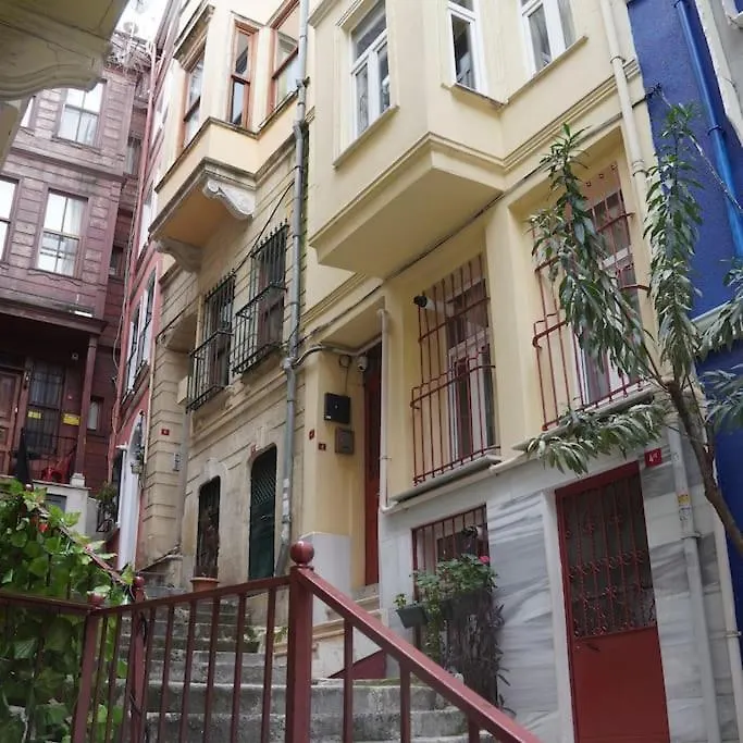 Apartment Beyoglu'Nun Kalbinde Yueksek Tavanli Daire Istanbul Turkey