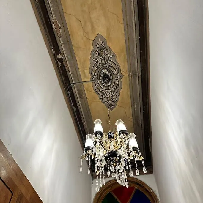 Beyoglu\'Nun Kalbinde Yueksek Tavanli Daire location